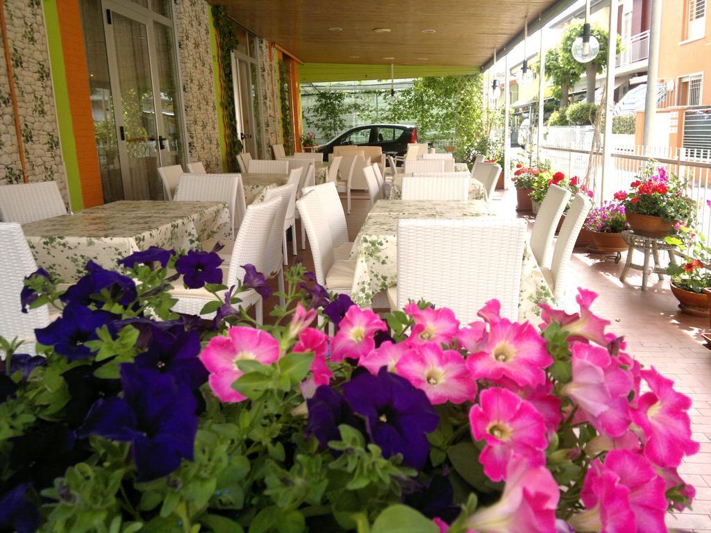 Hotel Simon Rimini Buitenkant foto