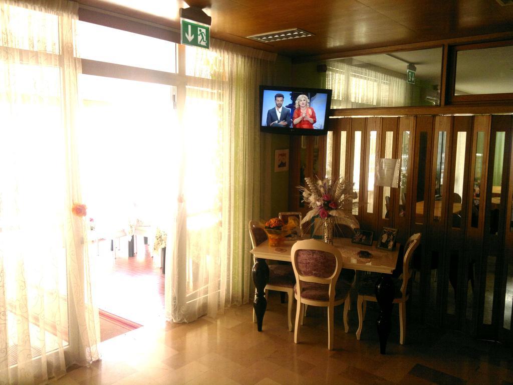 Hotel Simon Rimini Buitenkant foto