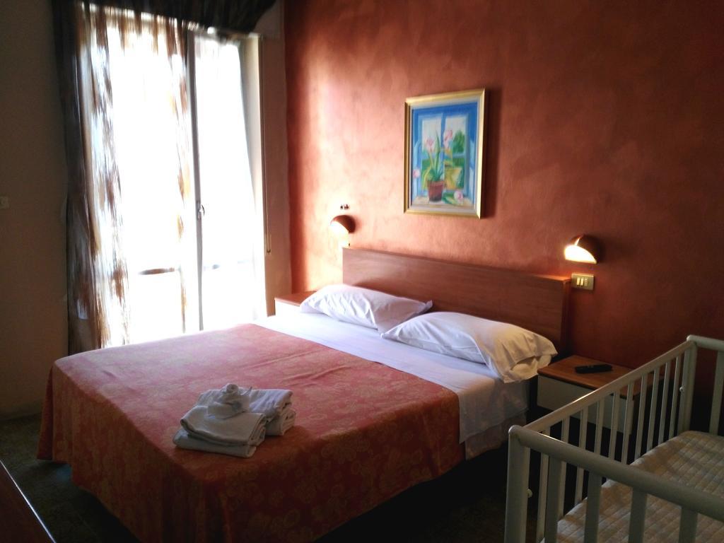 Hotel Simon Rimini Buitenkant foto