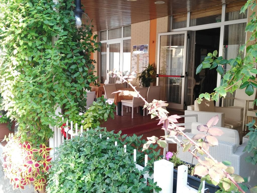 Hotel Simon Rimini Buitenkant foto